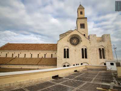 Sulla nostra destra invece, voltando lo sguardo, non si pu� non rimanere incantati dalla Cattedrale di San Sabino, qui visibile da una prospettiva inedita